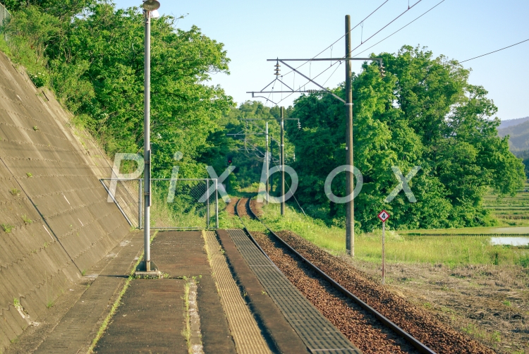 どこか懐かしさ感じる無人駅の写真