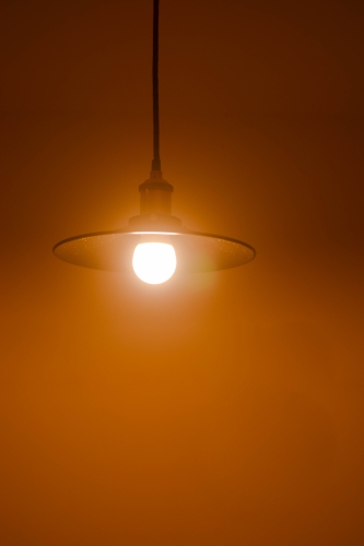 電球色のペンダントライトの写真