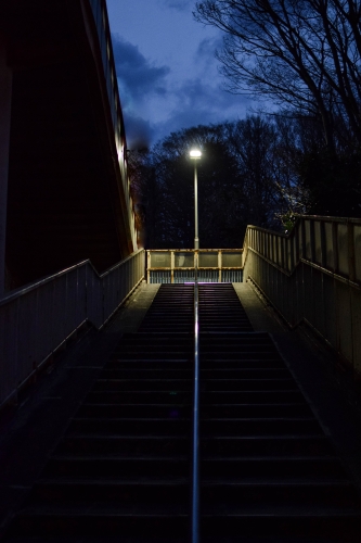 夜の歩道橋階段の写真