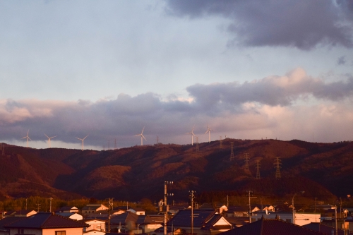 夕日に照らされる山の写真