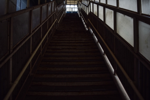 薄暗い階段の写真