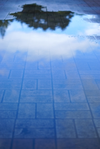 水溜りに写る青空の写真