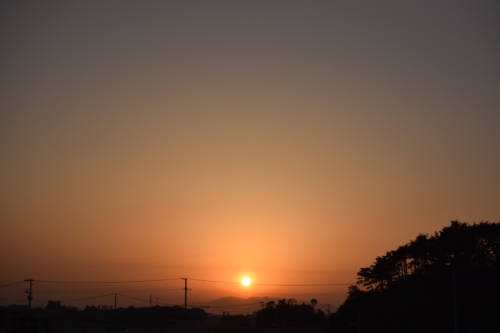 オレンジ色に照らす夕日の写真