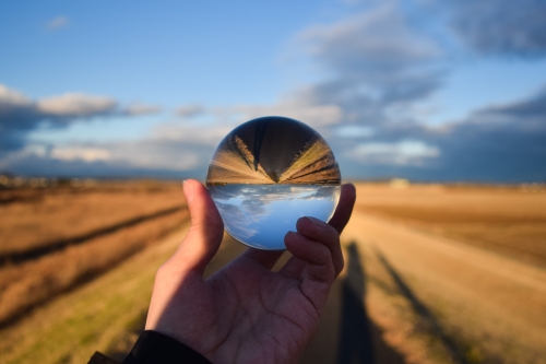 水晶玉に写る土手道の写真