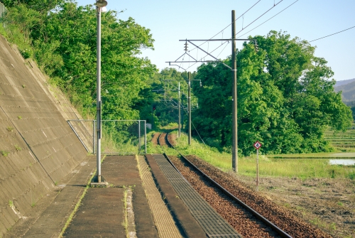 どこか懐かしさ感じる無人駅の写真